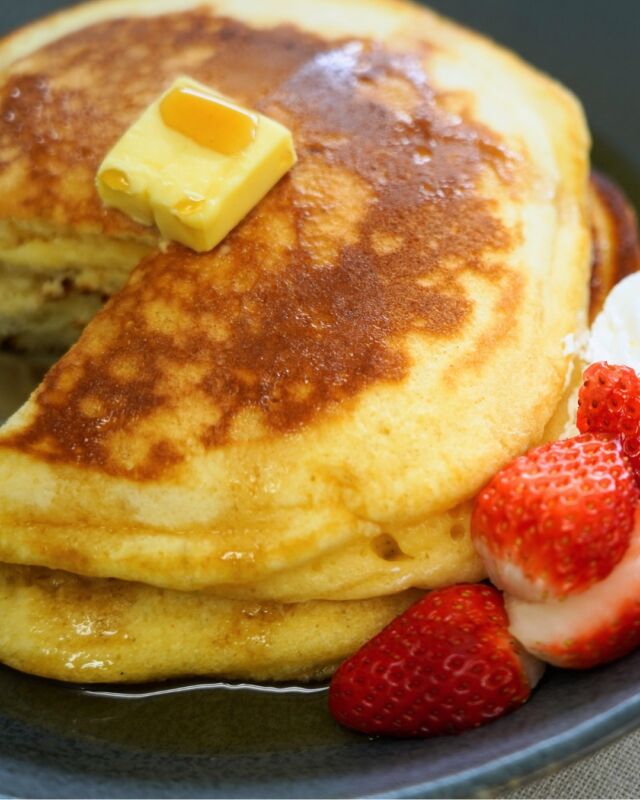ホットケーキ

みなさんは家でホットケーキを食べるとき、トッピングは何にしますか？
バターとメイプルシロップ、フルーツ色々とホイップもいいですね。チョコシロップとバナナ。ホイップとあんこ。アイスクリームとか！？
お休みの日のおやつに、自分好みのトッピングを楽しみながら、家族や友達とワイワイするのもいいですね♪

#コープ自然派 #オーガニック #宅配 #パンケーキ #アルミフリー #無添加 #自然派Style