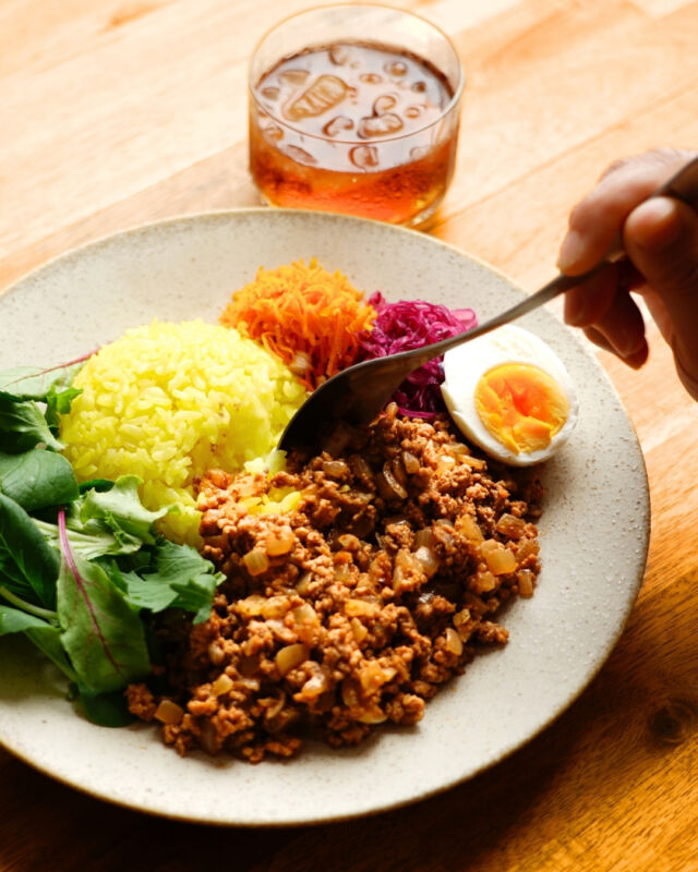 夏に冷たいものをよく食べていると、時々スパイシーなカレーが食べたくなりませんか？

キーマカレーなら具材を炒めてスパイスで味を付けるだけなので、煮込み不要で手軽に調理できておすすめです✨

カレーに添えたニンジンや紫キャベツの付け合わせは「アチャール」と呼ばれるものだそうです。インドのお漬物のような存在で、他にも様々なバリエーションがあります。
どれも簡単に作れて、さっぱりとした酢やスパイスの風味がカレーによく合うのでぜひ一緒に作ってみてくださいね！

まだまだ暑い残暑、スパイスの効いたカレーで元気に乗り切りましょう🍛

#コープ自然派 #生協 #オーガニック #キーマカレー #スパイスカレー #アチャール #スパイス