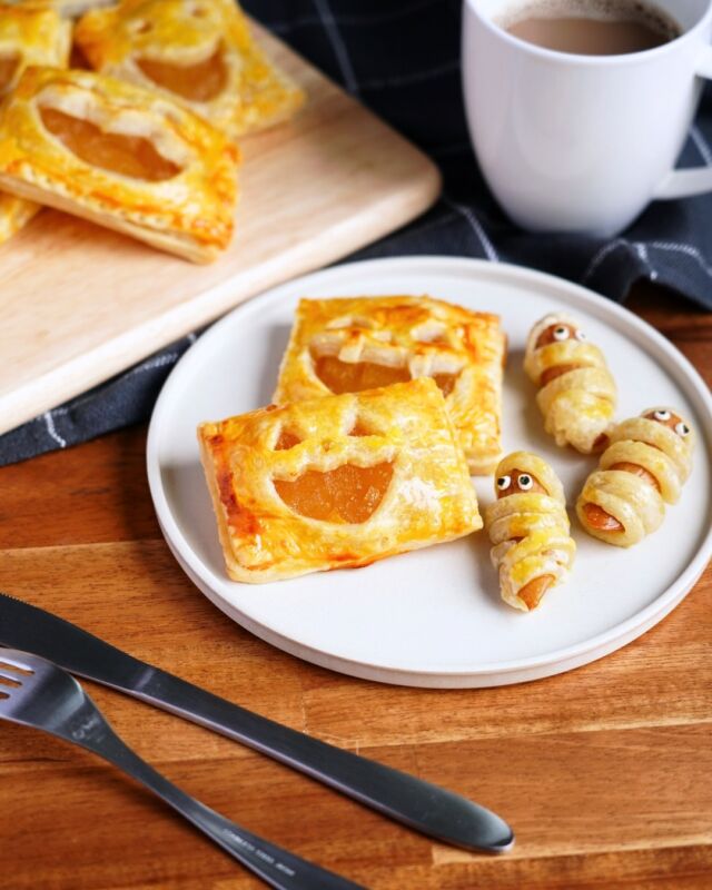 10月31日はハロウィン🎃

ハロウィンならではのおばけやかぼちゃをモチーフにしたおやつや料理はとてもかわいいですよね😍

今年はパイ生地を使って出来るこんなレシピはいかがですか？

おばけの顔のアップルパイと、
パイ生地の切れ端の生地を巻いたミイラウインナー、
いっきに2種類できちゃいます✨

おうちで焼きたてのバターの香りとあたたかいパイを楽しみましょう♪

「　ハロウィン　」
とコメントに入力していただくと『おばけアップルパイとウィンナーミイラパイ』のレシピがDMに届きます✉
ぜひ作ってみてくださいね🍎

#コープ自然派 #生協 #オーガニック #ハロウィン #アップルパイ #ミイラウィンナー #おばけ
