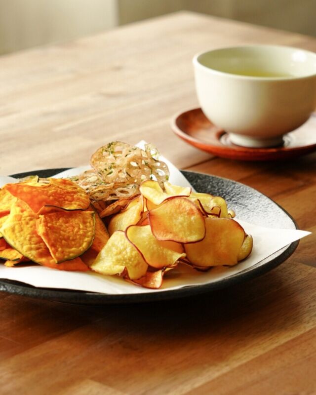 野菜チップス

秋は甘みたっぷりの根菜やお芋がおいしい季節ですね🍠
手作りの野菜チップスでおやつタイムを楽しんでみました。

そのまま食べると野菜の素朴な甘さがじんわり。
子どもから大人まで楽しめるやさしい味です。

塩で味付けたり、れんこんに青のりもおすすめです。
かぼちゃにカレー塩も相性◎なのでぜひお試しを♪

ポリポリ食べ始めるとついつい止まらなくなるおいしさですよ🍵

#コープ自然派 #生協 #オーガニック #有機野菜 
#野菜チップス #さつまいも #れんこん #かぼちゃ #なたね油