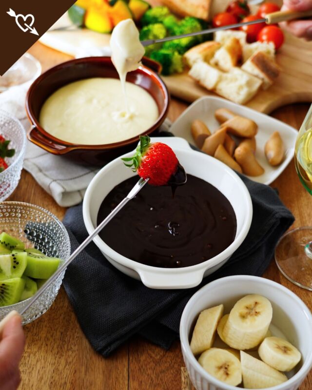 今年もバレンタインが近づいて来ました💝

近頃のバレンタインは「本命チョコ」以外にも「友チョコ」「自分チョコ」「感謝チョコ」…など贈る相手や目的に合わせていろんな楽しみ方が増えましたね。

それなら今年はみんなで楽しめるバレンタイン！
Wフォンデュでパーティースタイルにしてみるのはいかがでしょうか。
甘いチョコレートもミルキーなチーズもどちらもとろ～りとろけるおいしさです🍫🧀

チョコレートはデザート？チーズは食事？なんて気にせず好きなものを好きなタイミングでフォンデュして楽しんじゃいましょう♪

#コープ自然派 #個人宅配 #オーガニック #バレンタイン #ダブルフォンデュ #チーズフォンデュ #チョコフォンデュ #パーティー