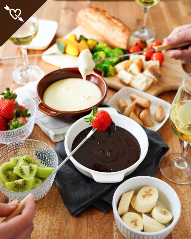 Wフォンデュ

今年もバレンタインが近づいて来ました。

近頃のバレンタインは「本命チョコ」以外にも「友チョコ」「自分チョコ」「感謝チョコ」…など贈る相手や目的に合わせていろんな楽しみ方が増えましたね。

それなら今年はみんなで楽しめるバレンタイン！
Wフォンデュでパーティースタイルにしてみるのはいかがでしょうか。
甘いチョコレートもミルキーなチーズもどちらもとろ～りとろけるおいしさです。

チョコレートはデザート？チーズは食事？なんて気にせず好きなものを好きなタイミングでフォンデュして楽しんじゃいましょう♪

#コープ自然派 #個人宅配 #オーガニック #バレンタイン #ダブルフォンデュ #チーズフォンデュ #チョコフォンデュ #パーティー