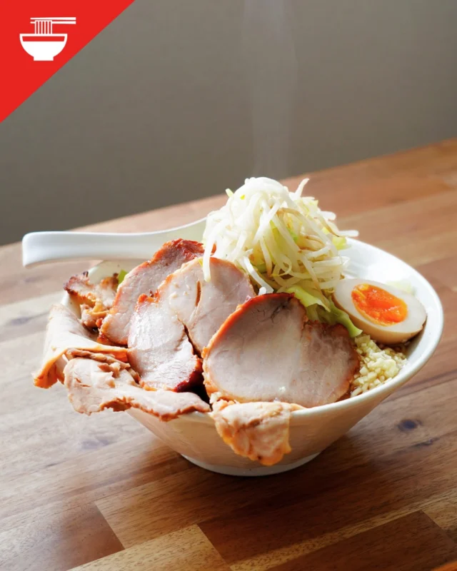 大ボリューム！有機ラーメン

オーガニックや無添加の食品って味付けもやさしそう？
そんなイメージを裏切る、食べ応え抜群のがっつり系ラーメンを作ってみました🍜
 
使用したのは有機ラーメン（醤油）。
これだけでもとてもおいしいのですが、今回は厚切り、薄切り2種類の焼豚と有機野菜をマシマシにトッピングしてボリュームを追求！
無添加でもしっかり食べ応えのあるおいしいラーメンが完成しました😋
 
山盛り具合はいかがでしょうか？ラーメン大好き！な方のご意見ぜひコメント欄でお聞かせください😊

#コープ自然派 #オーガニック#有機ラーメン #インスタントラーメン #焼豚 #山盛り